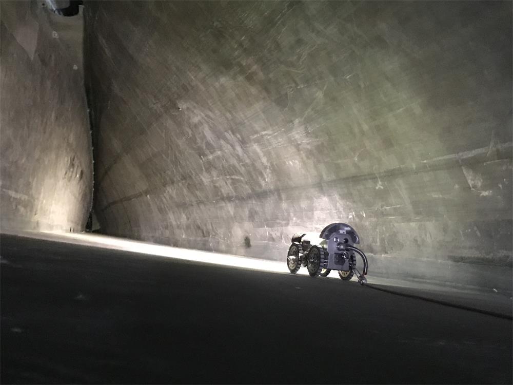 Wind power blade pipe inspection robot